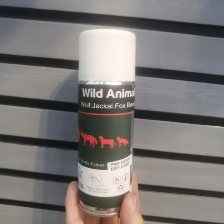 نمایش محصول اسپری دافع حیوانات وحشی مدل Wild Animal با ذکر تاریخ تولید ۲/۲۰۲۶ و انقضای ۲/۲۰۲۷، دارای آیکونهای راهنمای استفاده، مناسب برای حفاظت شخصی در محیطهای باز و کوهستان.