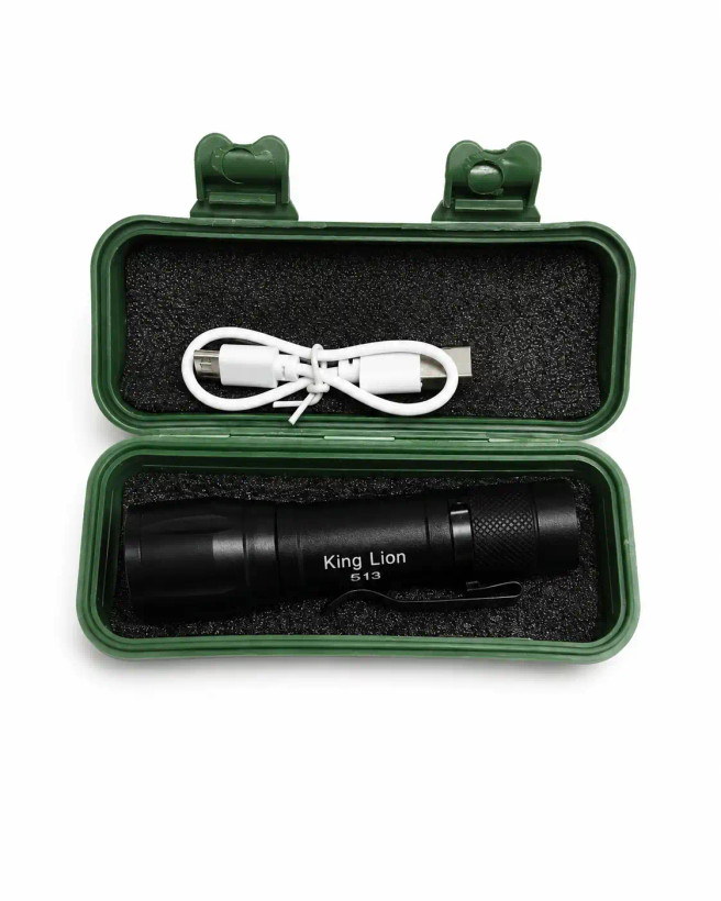 نمایش محتویات داخل جعبه چراغ قوه King Lion 513 شامل کابل شارژ سفید و خود چراغ قوه مشکی به همراه گیره کمر، قرارگرفته در بستهبندی فومدار مقاوم.
