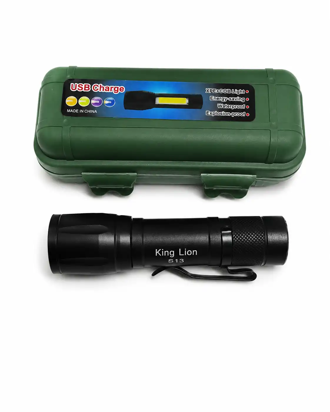 محصول چراغ قوه King Lion 513، همراه با جعبه پلاستیکی سبز ضدضربه، کابل شارژ و ویژگی‌های ضدآب و ضد انفجار حک شده روی جعبه.