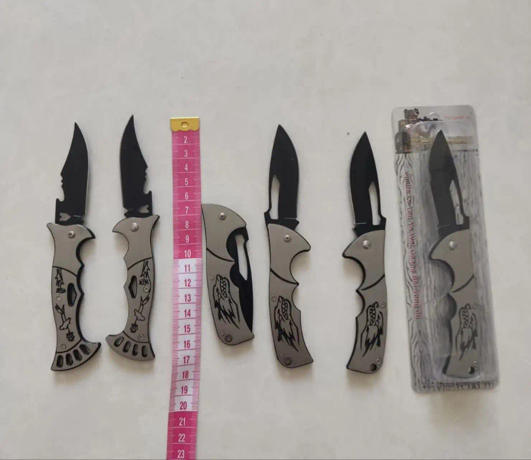 نمایش انواع مدلهای چاقوی تاشو تلقی با دسته طوسی و تیغه مشکی، در حالت باز، بسته و بستهبندی اصلی.